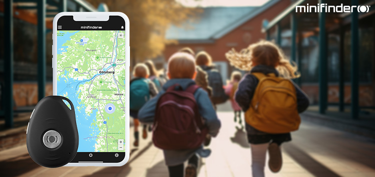 Barn på skolgård där MiniFinder Pico ger föräldrar och personal möjlighet till trygg kontakt och snabba larm vid behov.