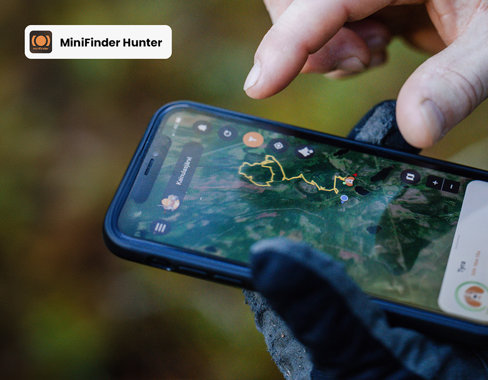 MiniFinder Hunter app showing live tracking and hunting map on smartphone.