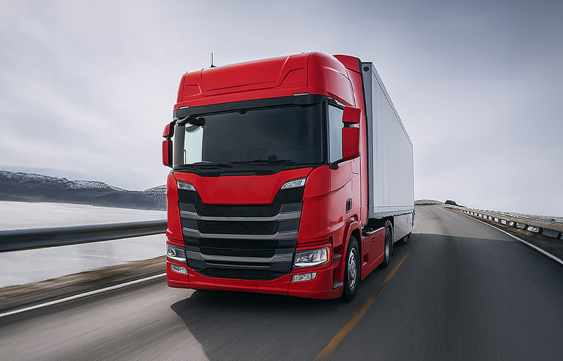 A truck equipped with MiniFinder Xtreme, showing precise real-time GPS positioning on the road.