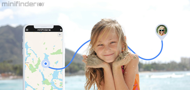 Barn som leker på stranden medan föräldrar använder MiniFinder Pico för att känna trygghet och snabbt få larm vid behov.