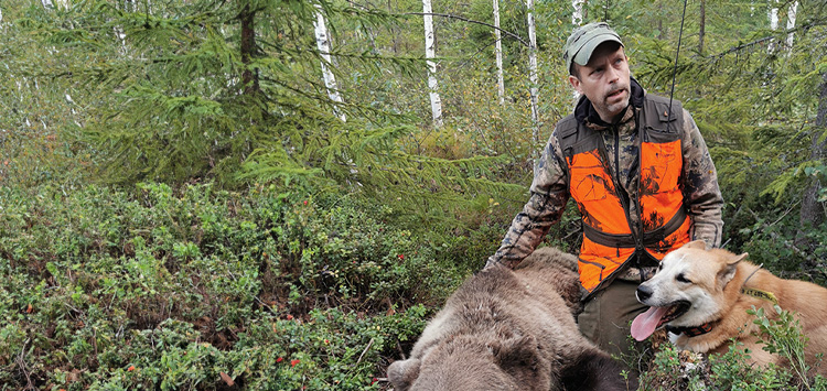 Magnus Eriksson using MiniFinder Rex for better overview, bark indicator and safer hunting in the forest.